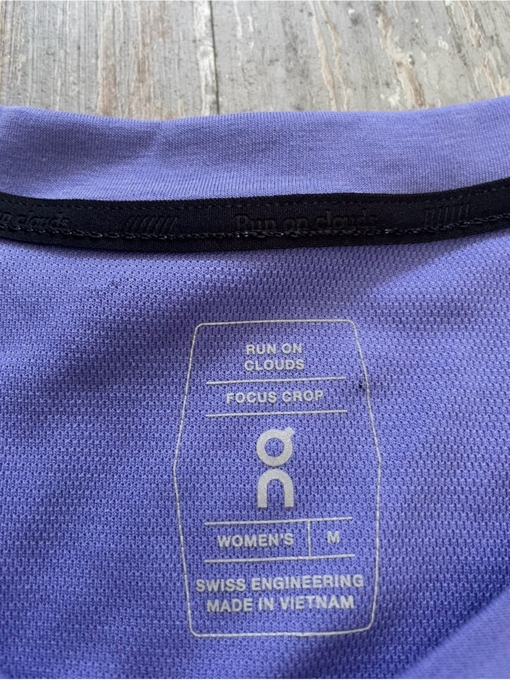 EUC On Clouds Focus Crop Top - Picture 4 of 4